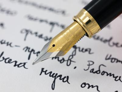 A fountain pen writes on a page. Image: Petar Milošević, CC BY-SA 4.0, via Wikimedia Commons.